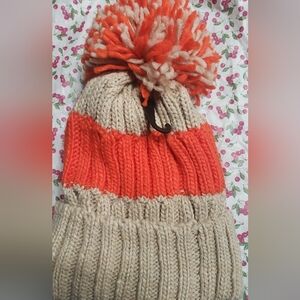 NWT DKNY WINTER INSULATED (WARM) BOBBLE POM POM SKI HAT ( Orange & Beige)